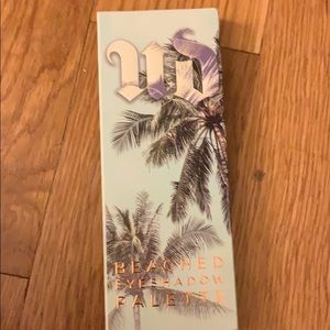 A tropical eye shadows palette.